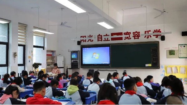 中小學(xué)校裝上了護(hù)眼教室燈具，呵護(hù)中小學(xué)生“明眸亮睛”
