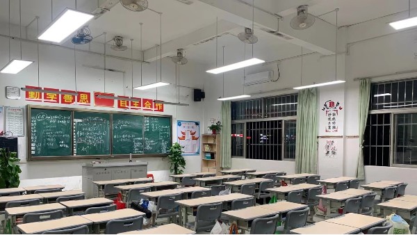 華輝教育照明LED護眼燈具符合中小學(xué)教室照明標(biāo)準要求