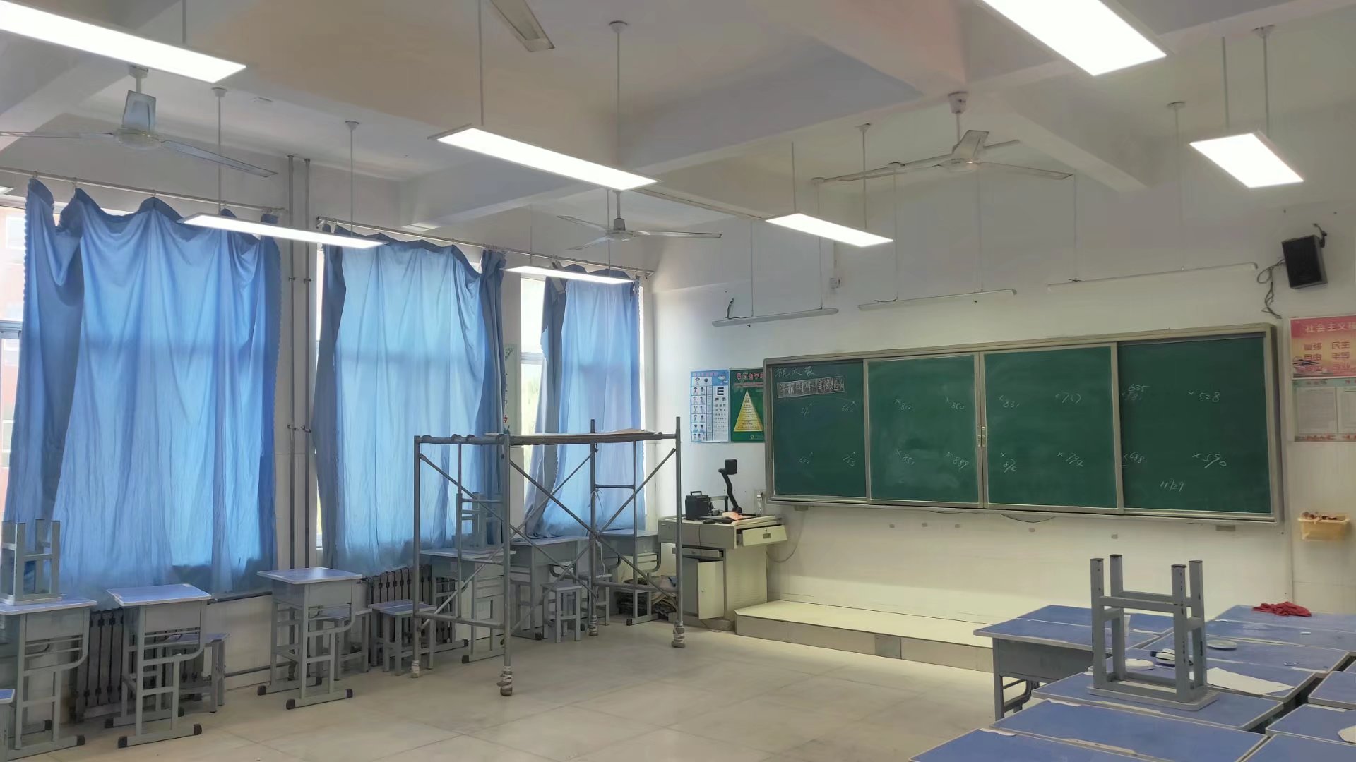 華輝教育照明用心呵護學(xué)生雙眼，LED護眼教室燈具改善照明環(huán)境