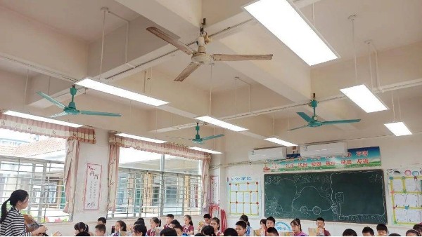 華輝教育照明為兒童青少年提供護(hù)眼舒適的教室照明光環(huán)境