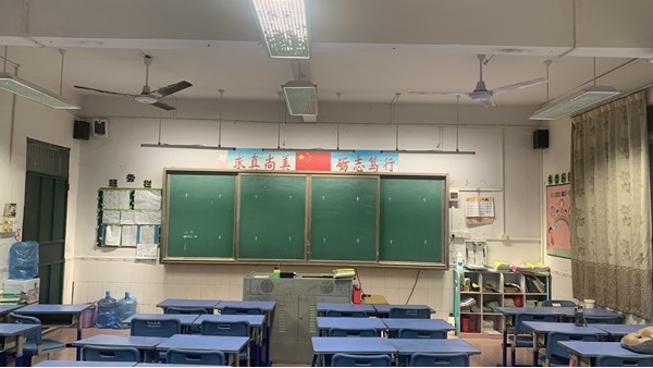 教室照明<i style='color:red'>改造后</i>，燈光明亮了，但是燈光很柔合，不刺眼