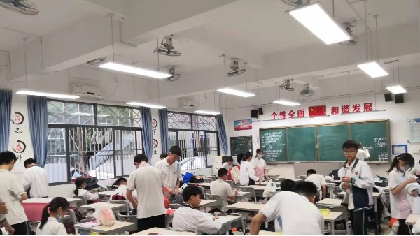 中小學(xué)生怎樣預(yù)防近視呢？近視防控不可忽視的是教室照明