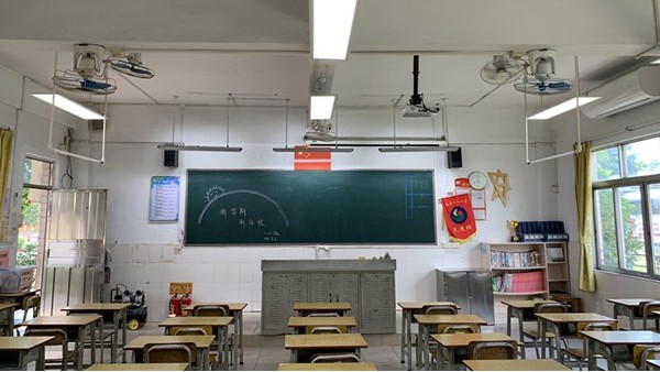 教室照明<i style='color:red'>改造后</i>，燈光變?nèi)岷土?，?duì)孩子們預(yù)防近視更有效了