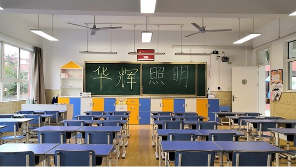 防控學(xué)生近視，教室要使用華輝教育照明護(hù)眼教室燈具
