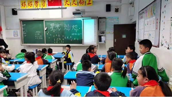 學(xué)生“小眼鏡”呈低齡化趨勢(shì)，華輝教育照明助力教室照明保護(hù)視力