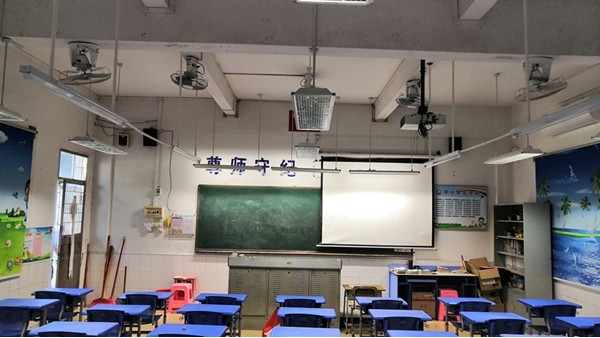 作為校園照明光健康推行者，華輝打造教室優(yōu)質(zhì)照明光環(huán)境